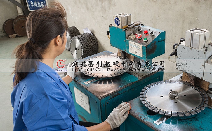 誰都想選擇質(zhì)量穩(wěn)定生產(chǎn)技術(shù)先進(jìn)的花崗巖鋸片,你是怎么選的？